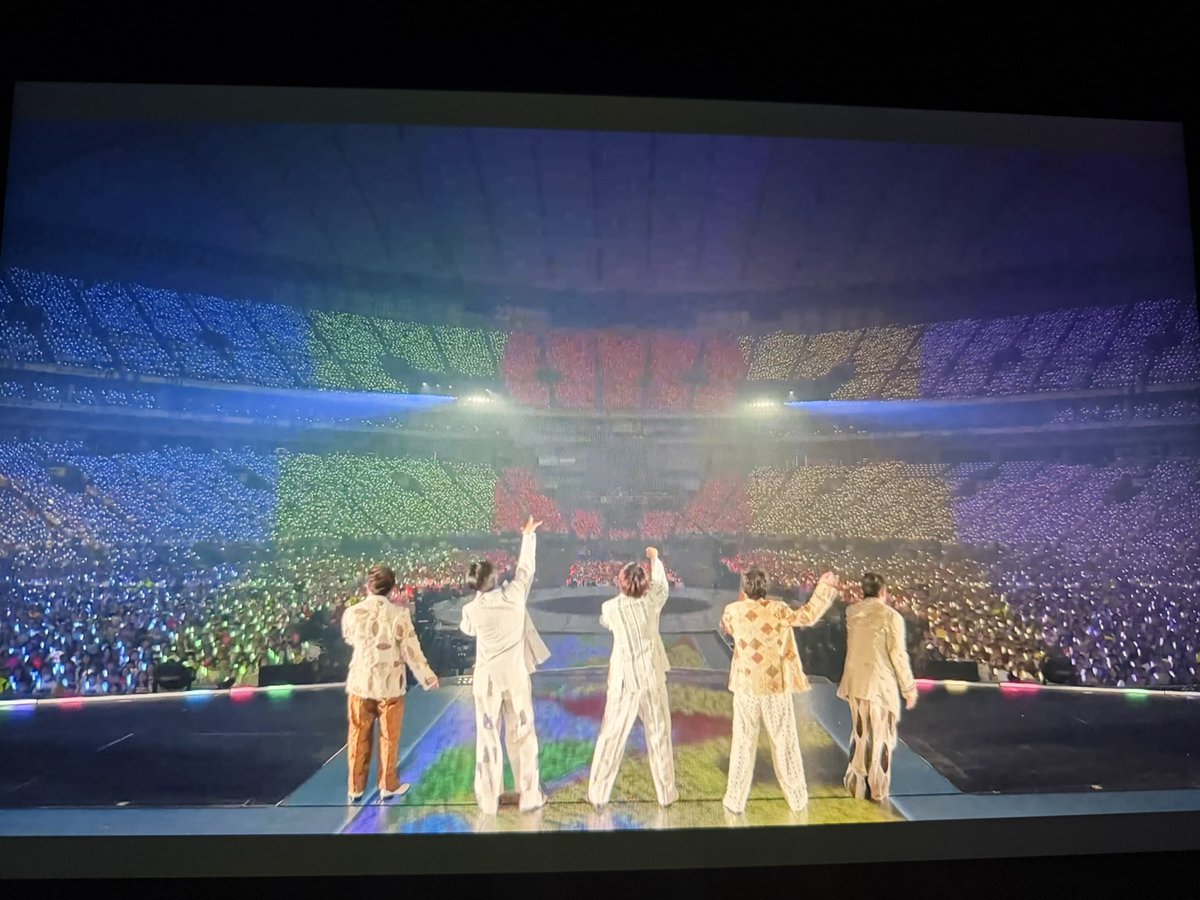 t07ARASHI's tweet photo. 嵐に出会えた人生最高すぎた！
沢山の思い出、感動を有難う！
これからも嵐ファンの心の中で嵐は生き続けます！！！！！
#嵐 https://t.co/nVVMUDYpJL