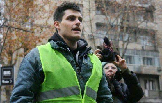 kaobane's tweet photo. U Nedođiji 7️⃣ @RodoljubSabic 

➡️ Zoveš se Andrej Tanko, u Gimnaziji "Uroš Predić" u Pančevu bio si đak generacije, apsolvent si na ETF-u, uz studije radiš da bi pomogao porodicu, živiš sa majkom i dedom.
➡️ Od početka stud. protesta, aktivan si sa kolegama, redovno redar. ⬇️ https://t.co/BSj5eMpCUJ
