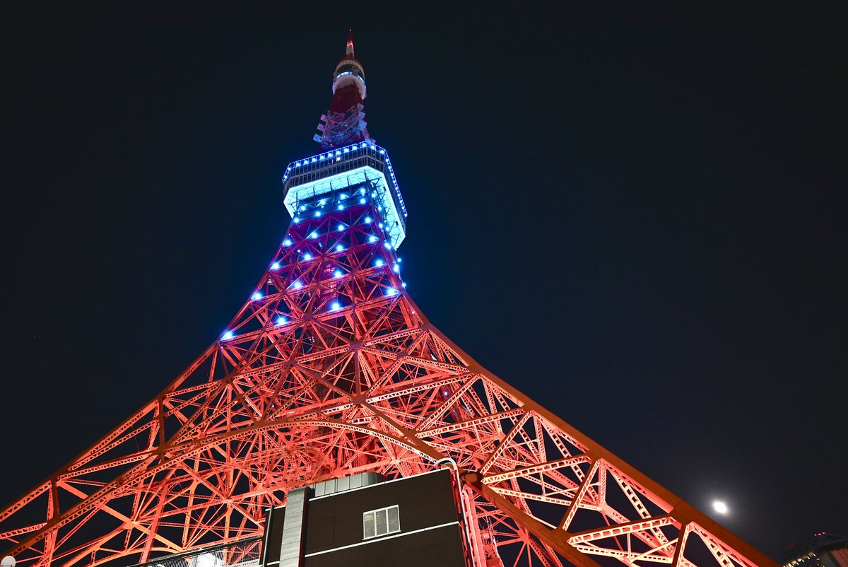 towerup_tw's tweet photo. 今日の東京タワーは満月ダイヤモンドヴェールが点灯。
ブルームーンと、満月の為に半分だけブルーに光る東京タワー🗼🌕 https://t.co/vWIvqusDEY