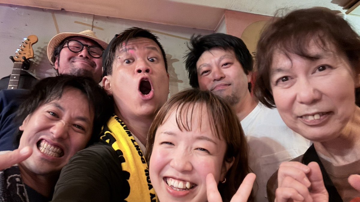 Monzen10's tweet photo. 高松のライブは最高だった😆久しぶりのトリでアンコールも2曲！お客さん、バンドマン、DJの皆んなと長いこと一緒に踊り続けたなぁ🍻やっぱりライブは良い！また逢おう高松！そして田植えも初めての経験で楽しかった！なかなか日焼けして皮膚が熱い！昨日も熱かったなー余韻⭕️ https://t.co/KIc25M8sop