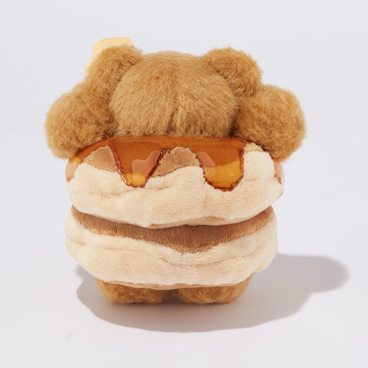 cookie_cherry_'s tweet photo. 💫🥞お仕事のご報告🥞💫

ご報告が遅くなりましたが、この度BAILAさま（ @baila_magazine ）の創刊25周年を記念した公式ぬいぐるみの制作に携わらせていただきました！

ふわふわモコモコのパンケーキに、とろけるバターがポイントのくまちゃんです🐻🥞✨
撮影／久々江満さま

くまちゃんは4月号より誌面デビューしており、「べあら」という素敵なお名前もつけていただきました！

BAILAさまの誌面とSNSとで活躍中なので、ぜひぜひチェックしていただけたら幸いです👀♡

~~~~~~~~~~~~~~~~~~~~~~~~~~

今回のお話をいただいた際、やっぱり喜びよりも驚き戸惑いの方が大きかったです…！
25周年記念という、そんな大切な周年イヤーにくまちゃんが？！と、光栄だと思うと同時にオロオロしていました。
ですが、ご担当の方とメールのやり取りをする中で、なんてmaileyparlorのくまちゃんを愛して大切に思ってくださるんだろう…！と心を打たれ、ぜひお力になれれば！とお受けしました✨

そして今回も誠心誠意、愛情を込めて、パンケーキのモコモコ感もシロップの垂れ具合も何度も調整し、ムチムチ…ふわモコなくまちゃんを誕生させることができました🍯💫🫶

読者のみなさまから愛される子になりますように💖
働くみんなに！べあらの癒しよ届けー！