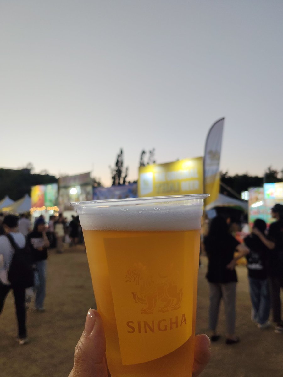 s1t0zo's tweet photo. タイフェス大阪！
日が暮れてからはタイの夜感出てきてワクワクそわそわしちゃった
初日にたまたま並んだソンチッチャルーンさんが美味しすぎて❣️
実店舗も行きたい！と思ったら千葉のお店さんで🥲
２日目の昼も買いに行って、美味しすぎたからクローズ間際にまた買いに行った😂
また大阪来てね❣️ https://t.co/oDdnWOyTAv