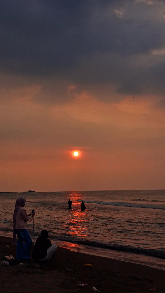 gooddates_'s tweet photo. When the sun meets the ocean, and also the sound of waves. That is beautiful, isn't it? https://t.co/AvBjdA2j4L