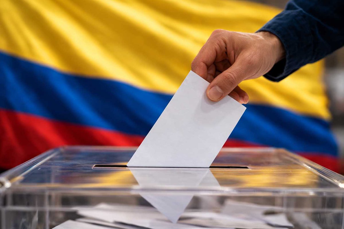 delpynews's tweet photo. ▶️DÍA DECISIVO EN COLOMBIA: UNA DE LAS ELECCIONES PRESIDENCIALES MÁS REÑIDAS | ​🇨🇴

Más de 41 millones de colombianos eligen hoy, en la primera vuelta electoral, a su nuevo mandatario para el periodo 2026 - 2030.🗳️

📌Encabezan la lisa de favoritos Iván Cepeda, de izquierda y ligado a Petro, Abelardo de la Espriella, abogado y empresario de derecha, y Paloma Valencia, de centro-derecha y vinculada al expresidente Álvaro Uribe.

Vía: BBC