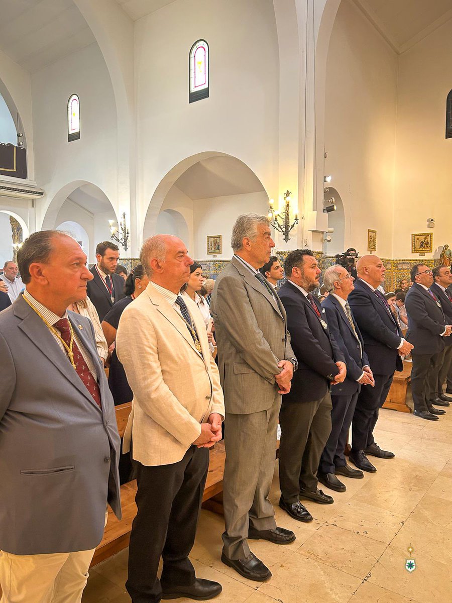 HdadSanGonzalo's tweet photo. ⚪️ REPRESENTACIONES | FUNCIÓN SOLEMNE

⛪️ Desde la Hermandad de San Gonzalo queremos expresar nuestro más sincero agradecimiento por la visita y participación, en la Función Solemne celebrada en la mañana de hoy, de las queridas Hermandades de:

@hdadsantamarta 
@MdDiosRosario 
@hdadlasaguas 
@HdadRosarioBL 
@HdadPinoMontano 

🙏 Asimismo, deseamos agradecer de manera muy especial la presencia del Consejero Delegado de Hermandades Sacramentales, D. Antonio J. de la Fuente Mateo, del @ElConsejoSev, por acompañarnos en una jornada tan significativa para nuestra corporación y compartir con nosotros este día de especial relevancia en honor de nuestro Amantísimo Titular, el Santísimo Sacramento del Altar.

✝️ Elevamos una oración a Nuestro Padre Jesús en Su Soberano Poder y a su bendita Madre, Nuestra Señora de la Salud, para que intercedan por las intenciones de todos sus hermanos y protejan a cada una de las corporaciones representadas.

📸 @apuelles25