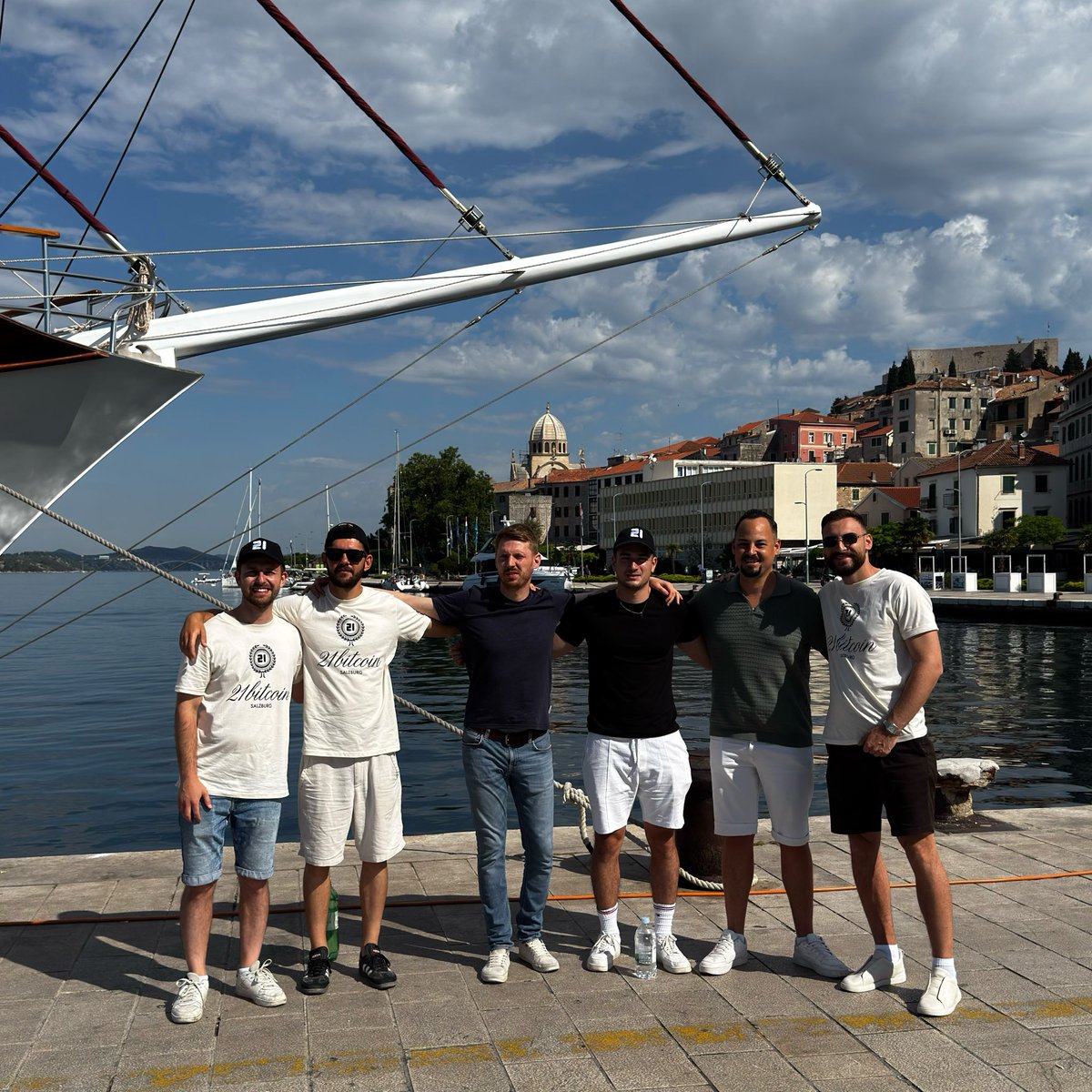 daniel21btc's tweet photo. Ein Wochenende auf Satoshis Island in Kroatien. Bitcoiner aus ganz Europa. Echte Gespräche, echte Aufklärung, echtes Signal. ⚡
Danke @BTCZitadelle, danke @_einundzwanzig_, danke an unser Team und an jeden, der dabei war.
Bis nächstes Jahr. 🧡 https://t.co/VMJzMTBvaY