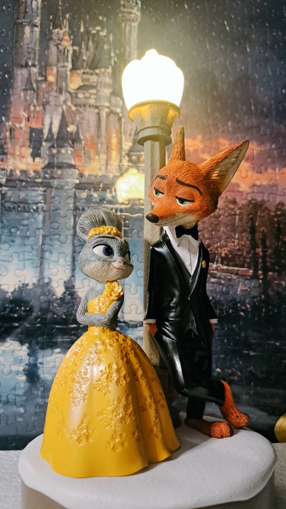 enchantedmelmel's tweet photo. SHDLに行ったお友達に頼んでいた最高にエモいニクジュディフィギュア受け取ってきた…想像以上に凄まじい破壊力でどうにかなりそう。
あとしっぽに感情出ちゃってる？ね？たまらないね？？？
本当にありがとうございます https://t.co/msINFQTlhe