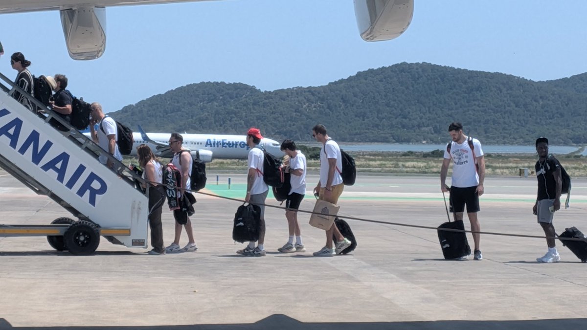 SpaceCajismo's tweet photo. En breve salimos para #Sevilla.

El cartel del ascenso ha conseguido pasar el control de @Ryanair_ES 

#CajistasEnIbiza #Caja87 💚❤️ https://t.co/xV24EaVCzj
