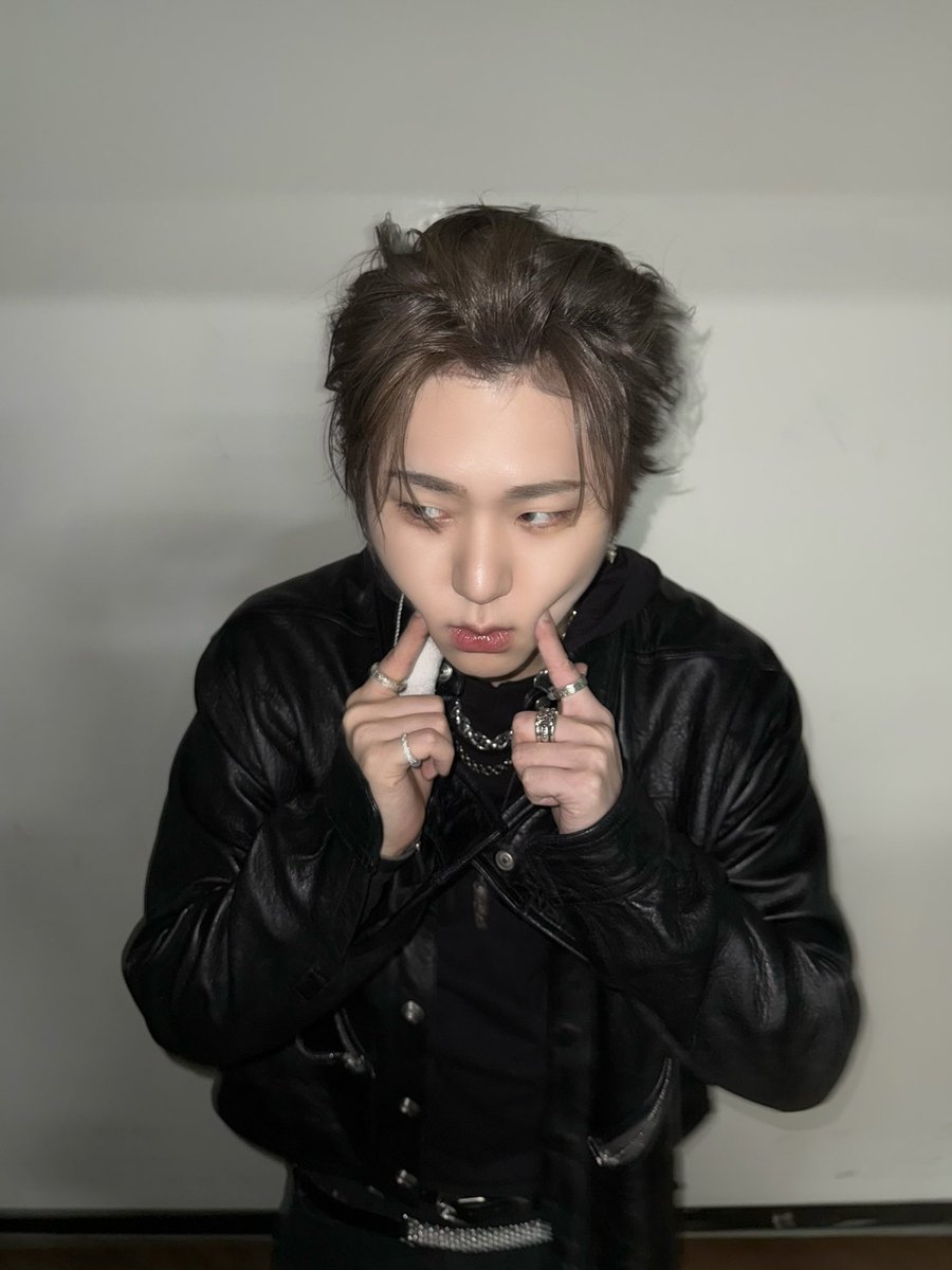ujyo920914's tweet photo. 위버스용 이뽀니 스사들 잔뜩 가져온거 너무기특함 너무칭찬해 https://t.co/DpICMy1fhJ