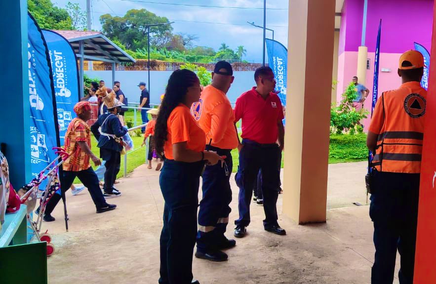 Sinaproc_Panama's tweet photo. #Panamá | 📍Con el propósito de fortalecer la seguridad, la prevención y la atención oportuna a los asistentes durante el operativo de la Etnia Negra en Pedregal, unidades participaron en labores de vigilancia, orientación y respuesta ante cualquier situación de emergencia. https://t.co/XADgnwtk7U