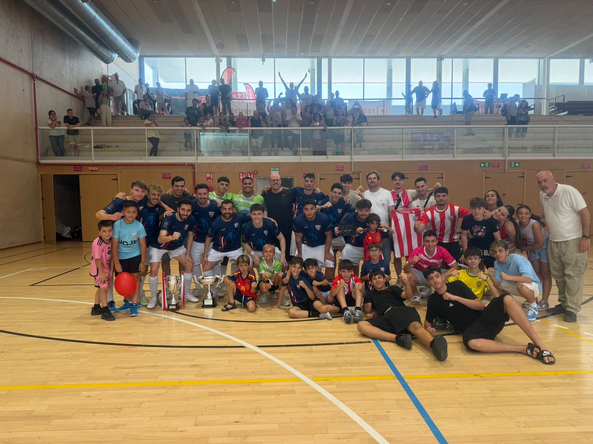 MostolesFutsal's tweet photo. 𝗙𝗜𝗡𝗔𝗟 𝗦𝗘𝗡𝗜𝗢𝗥 𝗧𝗘𝗥𝗖𝗘𝗥𝗔 𝗥𝗙𝗘𝗙

Nuestro primer equipo se proclama campeón de copa en un partidazo disputado ante un gran equipo redondeando una temporada de 10 , Enhorabuena al cuerpo técnico y jugadores por el este gran año 🚀🔝🏆

#athmostoles🔴⚪️ https://t.co/Y4Oimelcr4