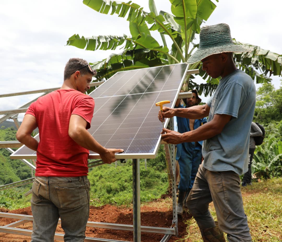LuisRodrig81142's tweet photo. La provincia de Guantanamo avanza en las instalaciones de paneles solares en zonas rurales como parte del programa energético.... https://t.co/Irk7cMF1ad