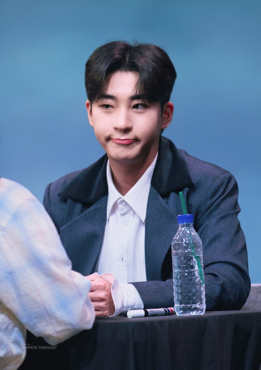 cmon_through_'s tweet photo. 260524 너를위한글자 싸인회

장난끼 가득하거나 집중하거나 ><

#박좌헌 도미니코
#너를위한글자 https://t.co/L0NPdiEvWk
