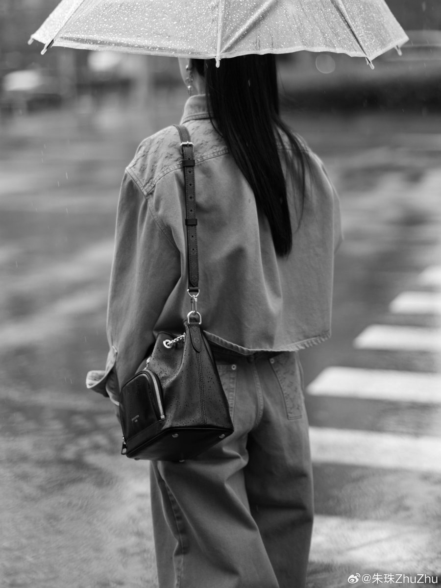 shank1850399's tweet photo. A stranger spotted me fumbling with a broken grocery cart in the rain, stopped without a word to hold an umbrella for my bags, and vanished before I could say thank you. Small kindnesses hit different today. https://t.co/3i6Tt0ahyE