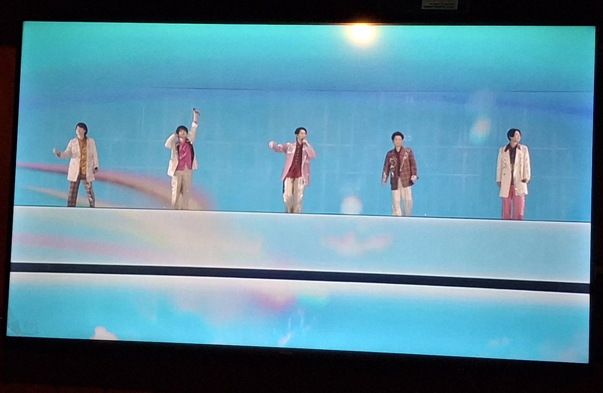 Camil0721's tweet photo. Finally, the day is here. I'm sad? Yes, but my gratitude for ARASHI and for everything they represent in my life is bigger. Thank you for so many years of happiness and for always being my safe place 🫂❣️ #WeareARASHI 
@arashi5official https://t.co/R9SDhgShfP