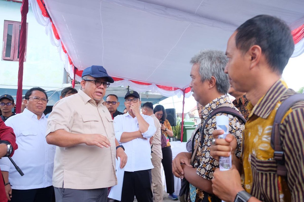 Fahrihamzah's tweet photo. Kemarin saya berkesempatan diundang oleh walikota Yogyakarta untuk menyaksikan normalisasi kali code yang terkenal itu. Saya mendukung ini menjadi contoh dalam penataan kawasan sungai dan sekitarnya. Karena Indonesia bermula dari peradaban pesisir. Terima kasih Pak walikota! https://t.co/2x848L68RT