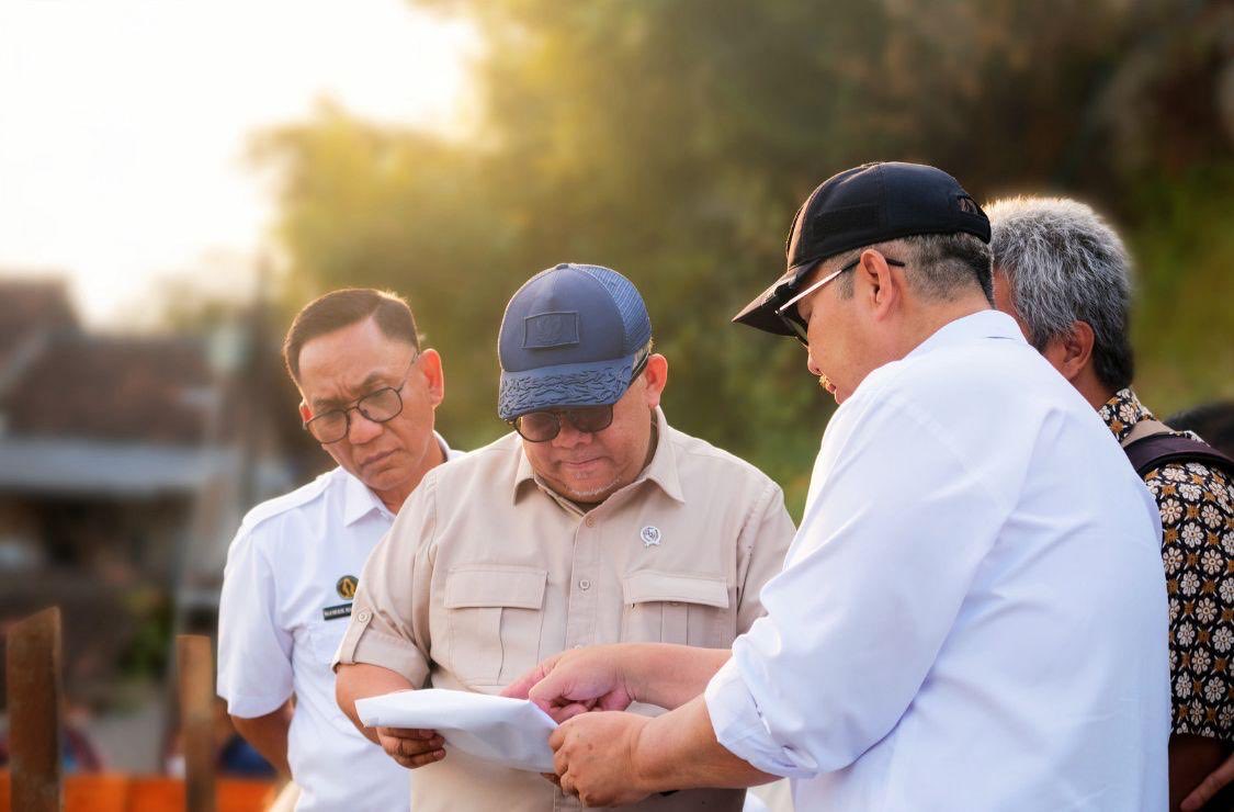 Fahrihamzah's tweet photo. Kemarin saya berkesempatan diundang oleh walikota Yogyakarta untuk menyaksikan normalisasi kali code yang terkenal itu. Saya mendukung ini menjadi contoh dalam penataan kawasan sungai dan sekitarnya. Karena Indonesia bermula dari peradaban pesisir. Terima kasih Pak walikota! https://t.co/2x848L68RT