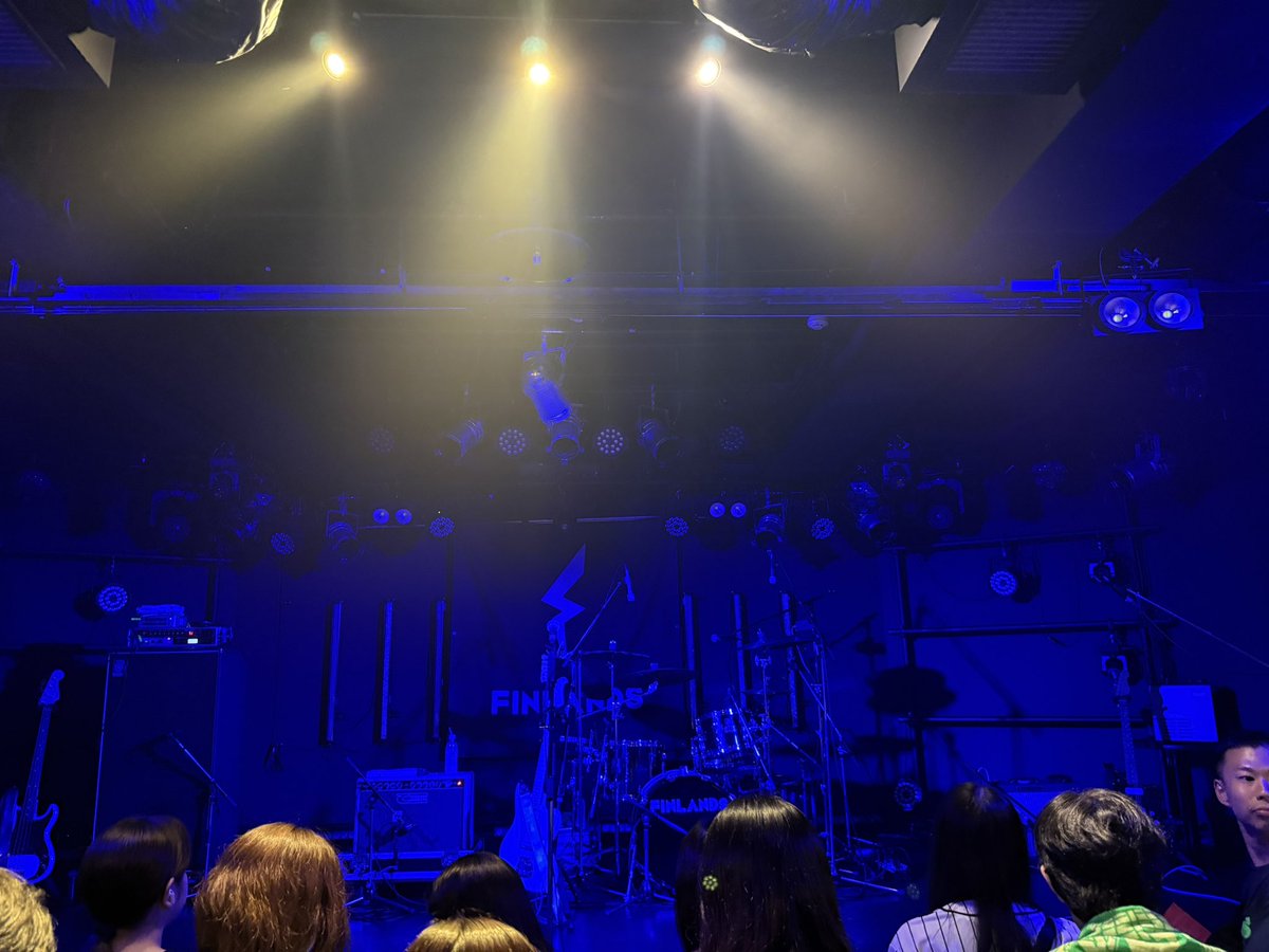 HighWorks_taka's tweet photo. 今日は #FINLANDS のライブ。

ここ数年はどのライブに行っても、なるべくツアーグッズを買うようにしています。

もしかしたら、それらの売り上げが出るかどうかで
次回ライブ開催地が決まるのではなかろうか って考えちゃってね。 https://t.co/zFd5DxDgY4
