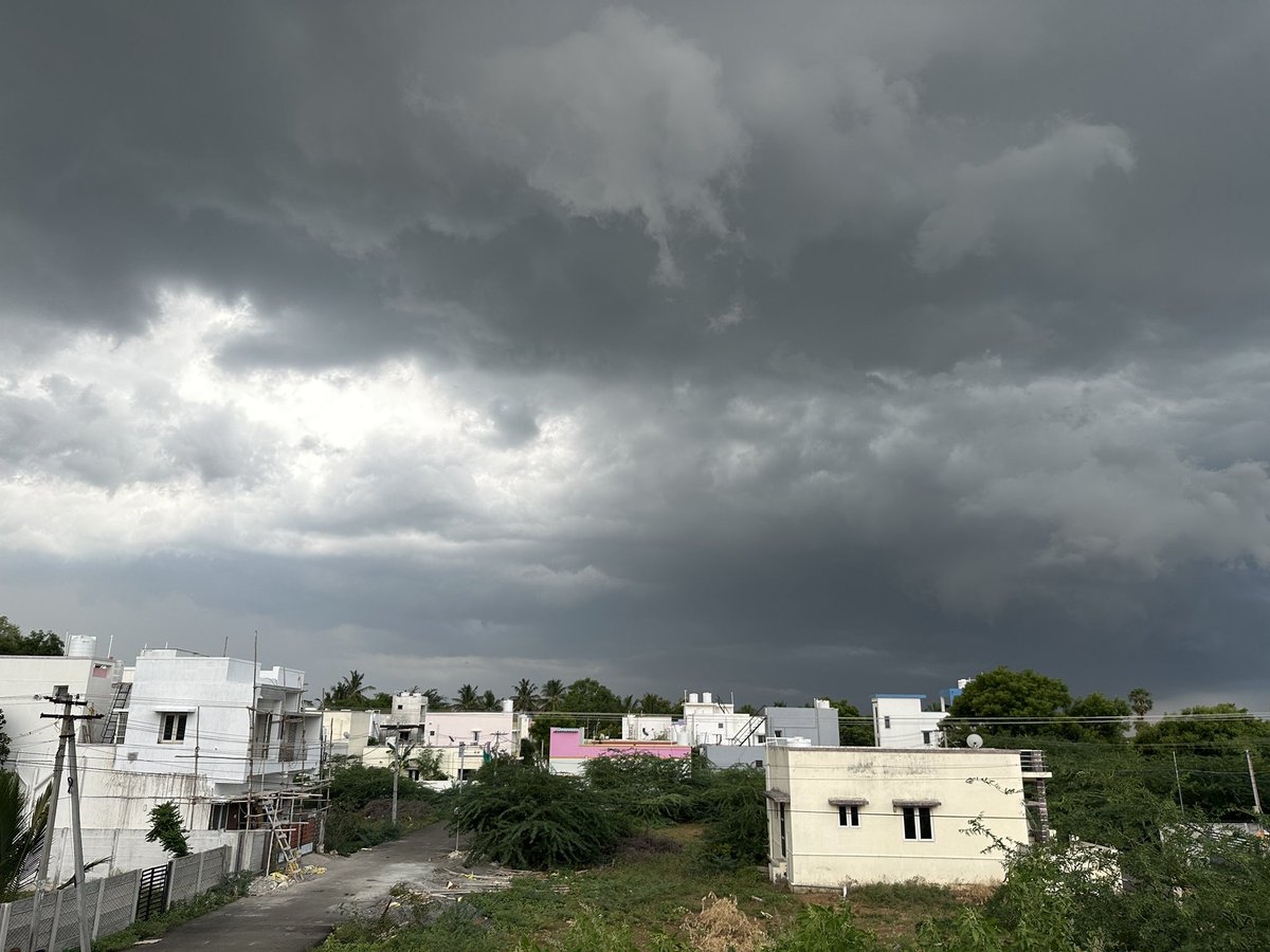 dixith20's tweet photo. திருச்சியின் வானத்தை ஆக்கிரமித்த கரு மேகங்கள்... https://t.co/uvbfGpRbpa