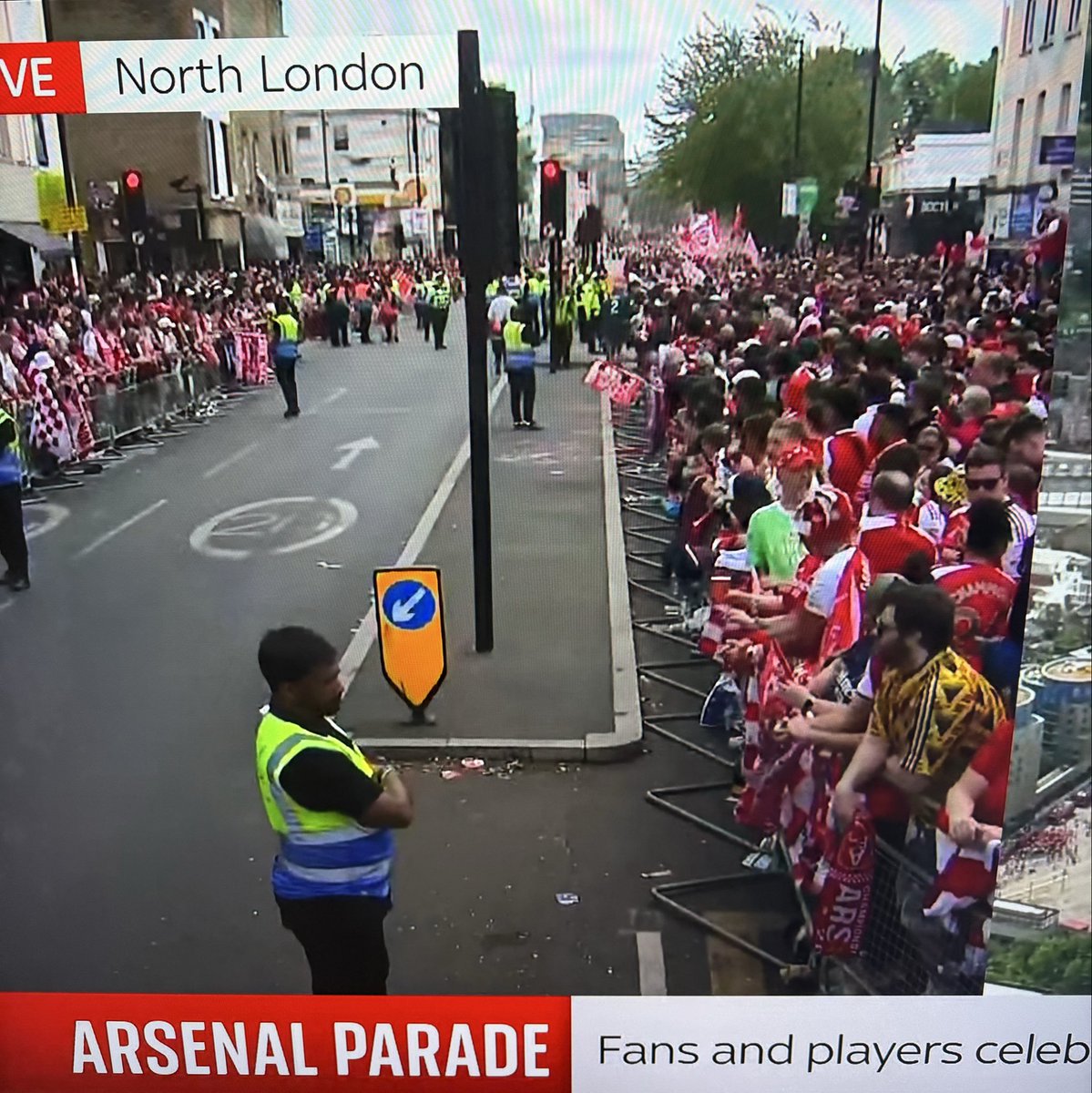 IanAFC_68's tweet photo. London vs Paris the morning after the UCL Final.   Parisians must be so proud of their oil clubs fans …. https://t.co/P8jWAjwrWu