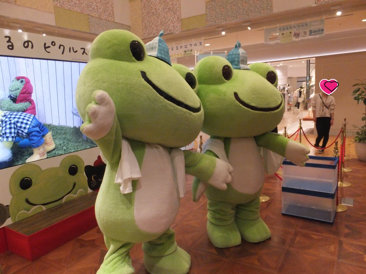 choho1019's tweet photo. 今日はスカイツリーの「かえるのピクルス」イベントへ🐸
友人が事前予約してくれたので大きいピクルスと撮影もできました♪

デッキでは台湾フェスもやっていました✨
ランタン、きれいだなあ😊 https://t.co/paVWh8JJNT