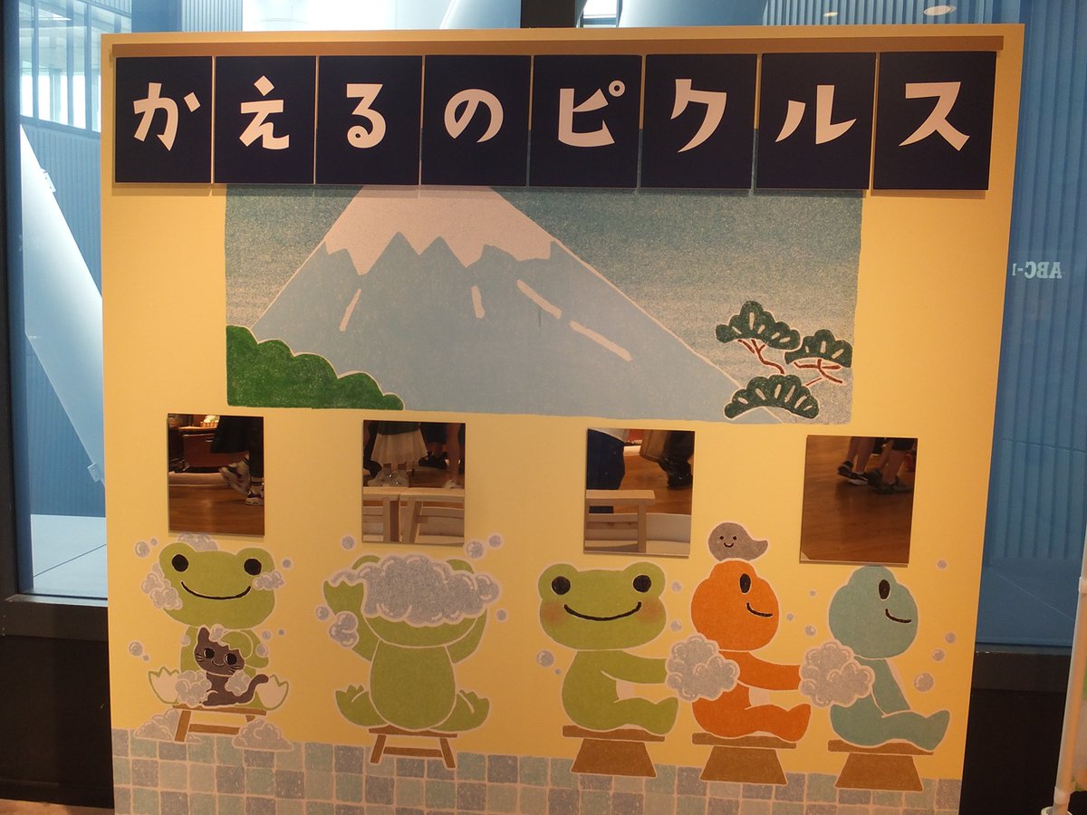choho1019's tweet photo. 今日はスカイツリーの「かえるのピクルス」イベントへ🐸
友人が事前予約してくれたので大きいピクルスと撮影もできました♪

デッキでは台湾フェスもやっていました✨
ランタン、きれいだなあ😊 https://t.co/paVWh8JJNT