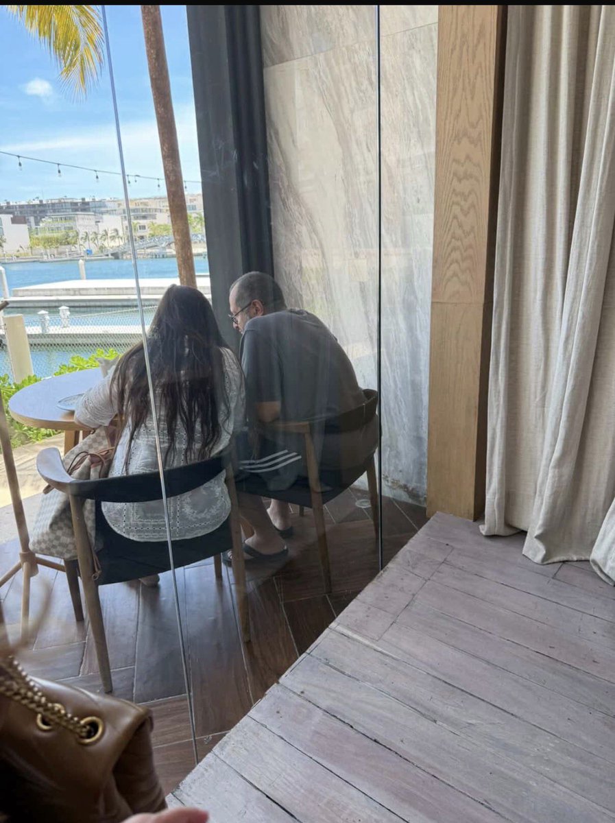 capi_abril's tweet photo. José Ramón López Beltrán vive en el lujoso complejo “La Vela”, Puerto Cancún,  los departamentos empiezan desde 27 millones de pesos.  
 https://t.co/dB6i6ozqIB https://t.co/o6QwSBDnIW