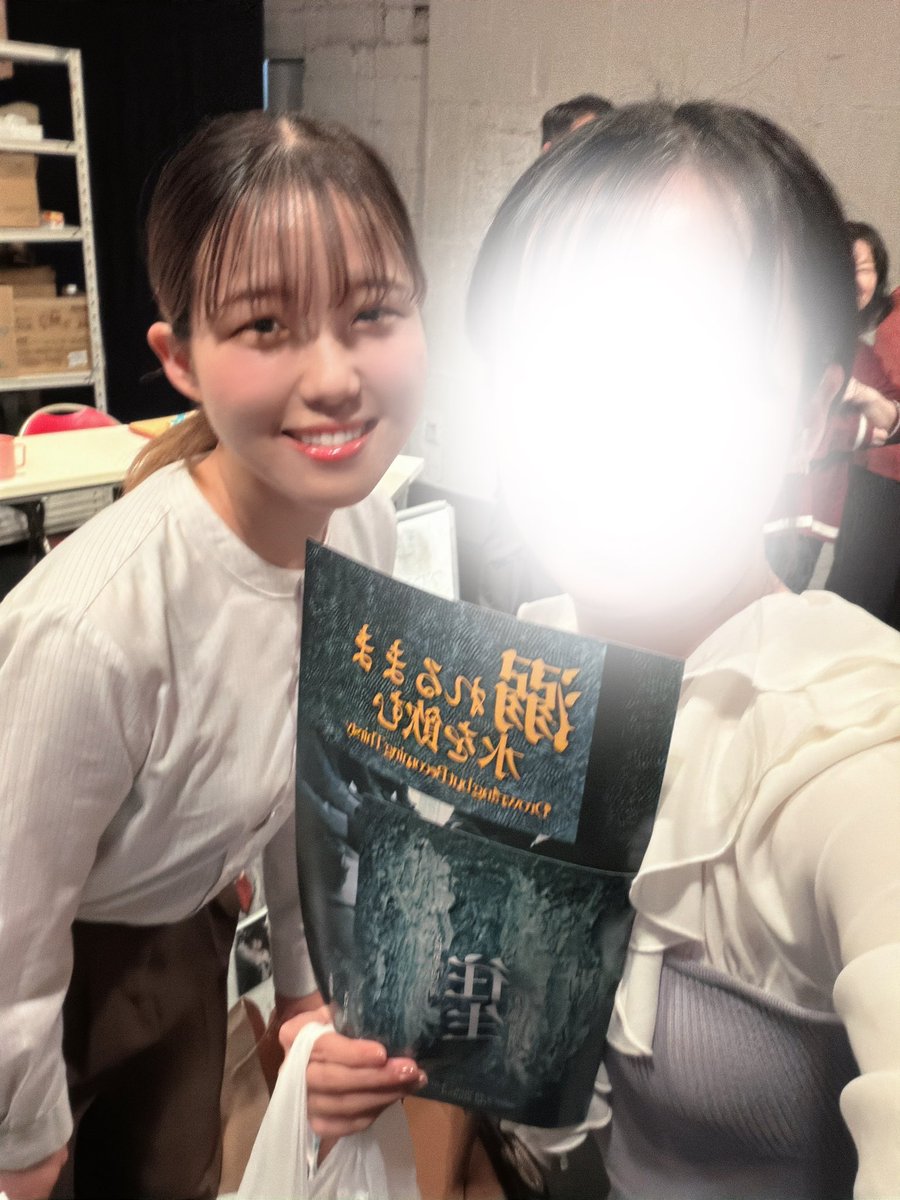 tkmyhr's tweet photo. 凜さん(@icu_botch )の舞台 #溺れるまま水を飲む (主催：@gekidanAOZAKURA )に伺いました🕯

『名もなき』にて私が演じた澤井佳乃の娘役・真子を演じてくれた彼女とは、実は大学からの仲。
常に真摯に本や役と向き合う彼女の姿勢にも、リアルで重厚な物語にも強い刺激を受けました。おつかれ様！！💐 https://t.co/0FCqaFKTLS