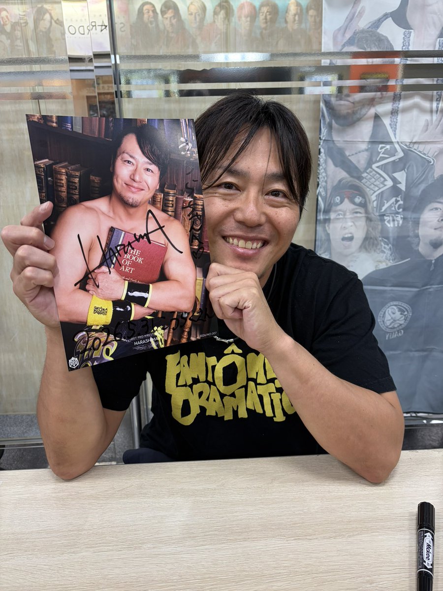oukaaa55's tweet photo. DDT楽しかった〜！笑顔に一目惚れしたHARASHIMA選手にサインもらったらめっちゃ話してくれて超神対応だった。ヒールの選手はフル無視塩対応らしくて、いつかそれも味わいたい。
連れてってくれたあかにさん、本当にありがとうございました✨ https://t.co/BOZW7u9KZc
