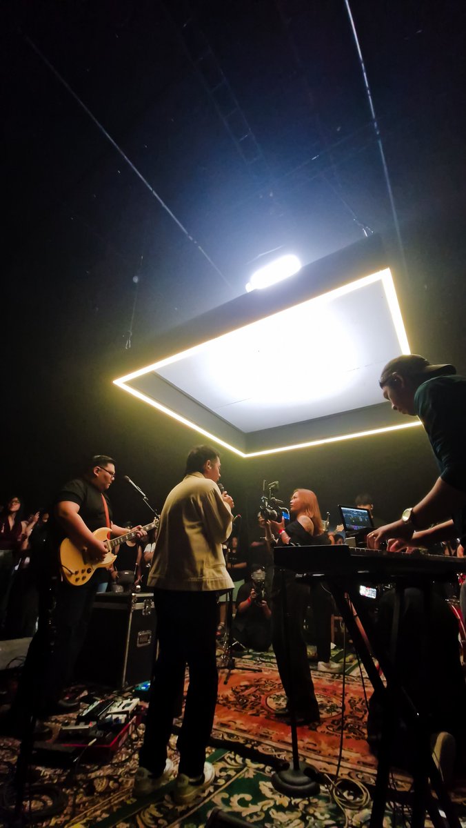 BackyardLive_'s tweet photo. Ending the night with the song everyone was waiting for ✨️

Jensen x The Flips closed their set with "Dapat Sana"

#BackyardLive 
#BackyardLiveS2EP3 https://t.co/ZNBUBVv257
