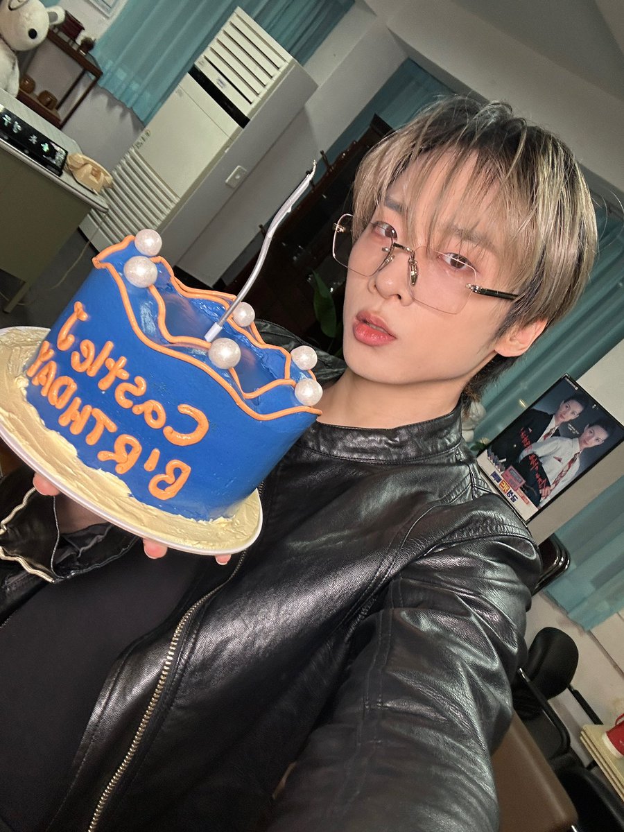 McndOfficial_'s tweet photo. [👑] 
우리 젬들, 생일 축하해 줘서 정말 고마워요.
어느덧 6년이라는 시간 동안 매년 제 생일을 가장 먼저, 그리고 가장 따뜻하게 챙겨준 건 늘 여러분이었네요. 
때로는 캐슬제이로, 때로는 손성준으로 도전을 하는 모습까지 묵묵히 응원해 주는 우리 젬들 덕분에 제가 더 단단해질 수 있었던 것 같아요. 
지난 6년이 그랬듯, 앞으로 우리가 함께 만들어갈 시간들도 더 빛날 수 있게 제가 더 열심히 달릴게요. 
정말 많이 아끼고 사랑합니다.

#MCND #엠씨엔디 
#Castle_J #캐슬제이