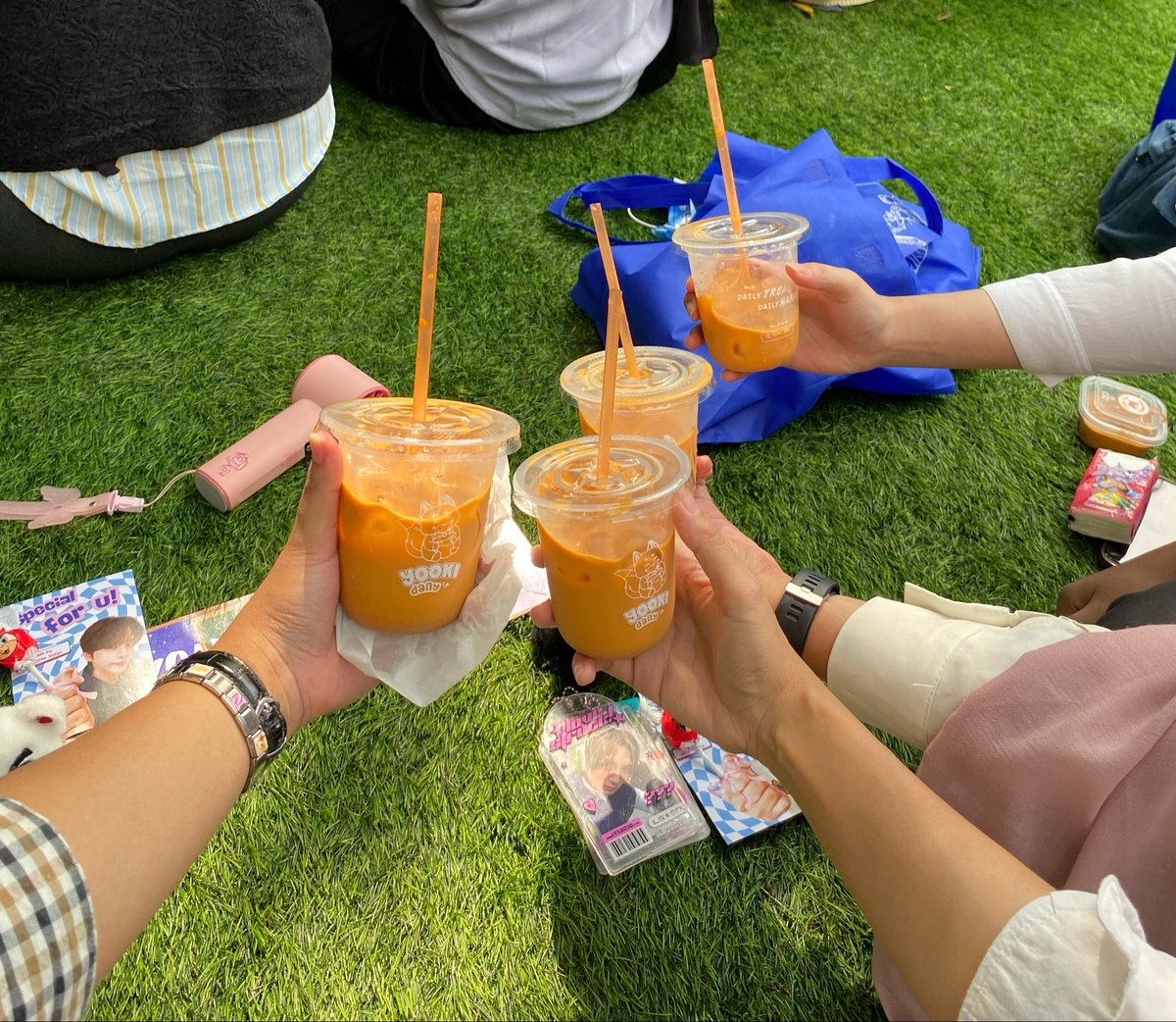 teryojee's tweet photo. timakaciiiii @hanjihoon_ie thai tea dan pudingnya ENAKKKKKK BGT🤩🤩🤩 https://t.co/FF0qlNHi53