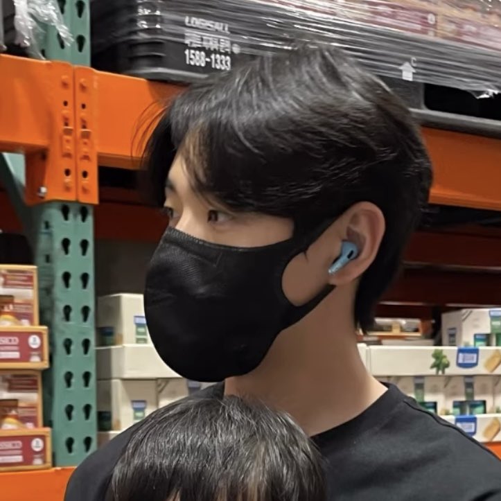 jaeha_zip's tweet photo. 재하 에어팟 흐히힣히ㅣ히🤭🩵💙 
잘쓰고 다녀서 넘무 뿌듯핑 https://t.co/n4gd92b4GD