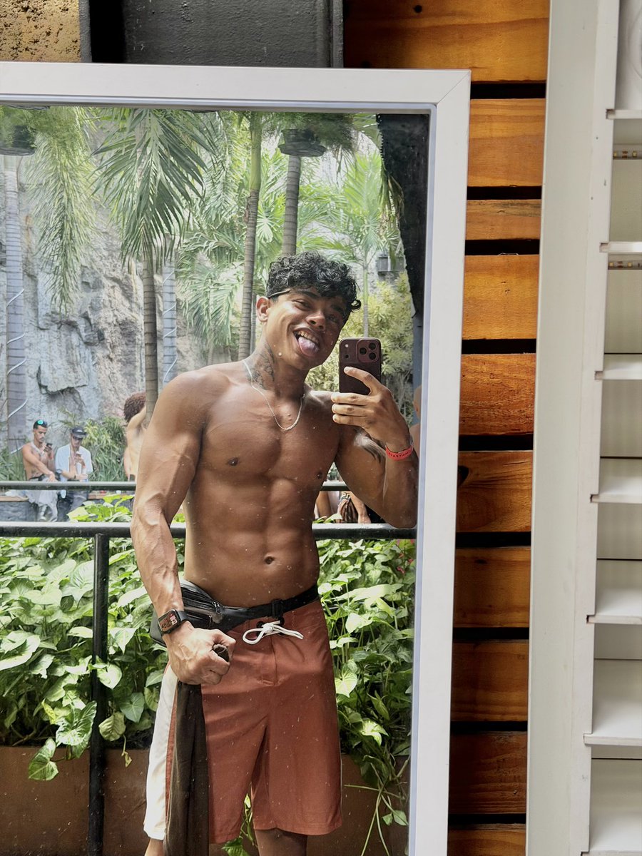 oficialleao's tweet photo. O “pau” que rola na internet é que eu tomo Viagra pra ficar de pika dura nas festas.
Como se eu precisasse disso😎
Eu não tenho nem raiva, tenho dó.
Um ser desse nunca viu uma chibata de vergonha na vida, tampouco sabe diferenciar uma rola dura de uma mole. 
📢SOCORRO DEUSSS📢 https://t.co/xz3fnIb0rY