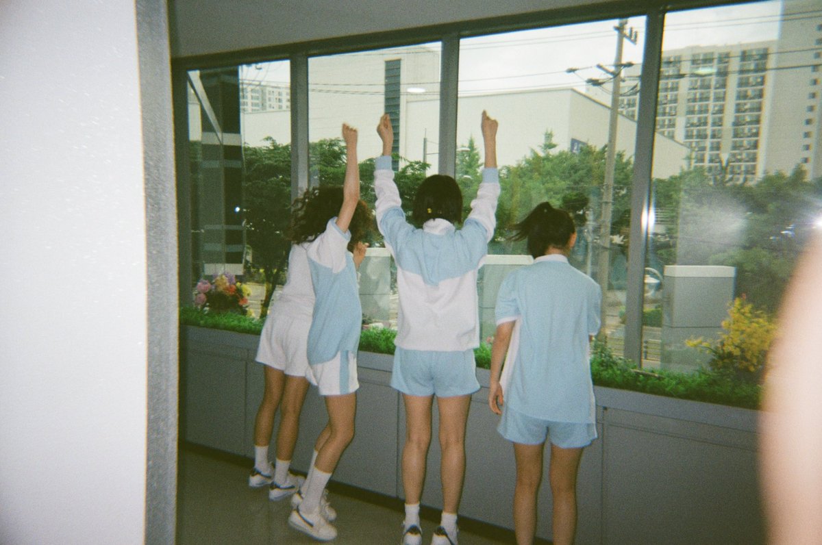 nocontextpham's tweet photo. 쨍한 한여름의 뉴진스도 좋지만 비 내린 아침 6시의 여름같은 색감의 뉴진스도 좋아 https://t.co/AaKqtFJlK2