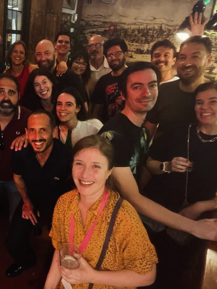 lasraraspodcast's tweet photo. ¡Muchas gracias @ProsodiaPodcast! ❤️
Hicimos el taller Cómo crear una serie sonora.
Nuestro director de sonido sacó aplausos en la mesa sobre belleza y poesía en los podcasts.
Y presentamos el episodio que hicimos con @podhechosreales: La lista de Neruda. 
¡No se lo pierdan! 👇🏼 https://t.co/I7A9udx6U8