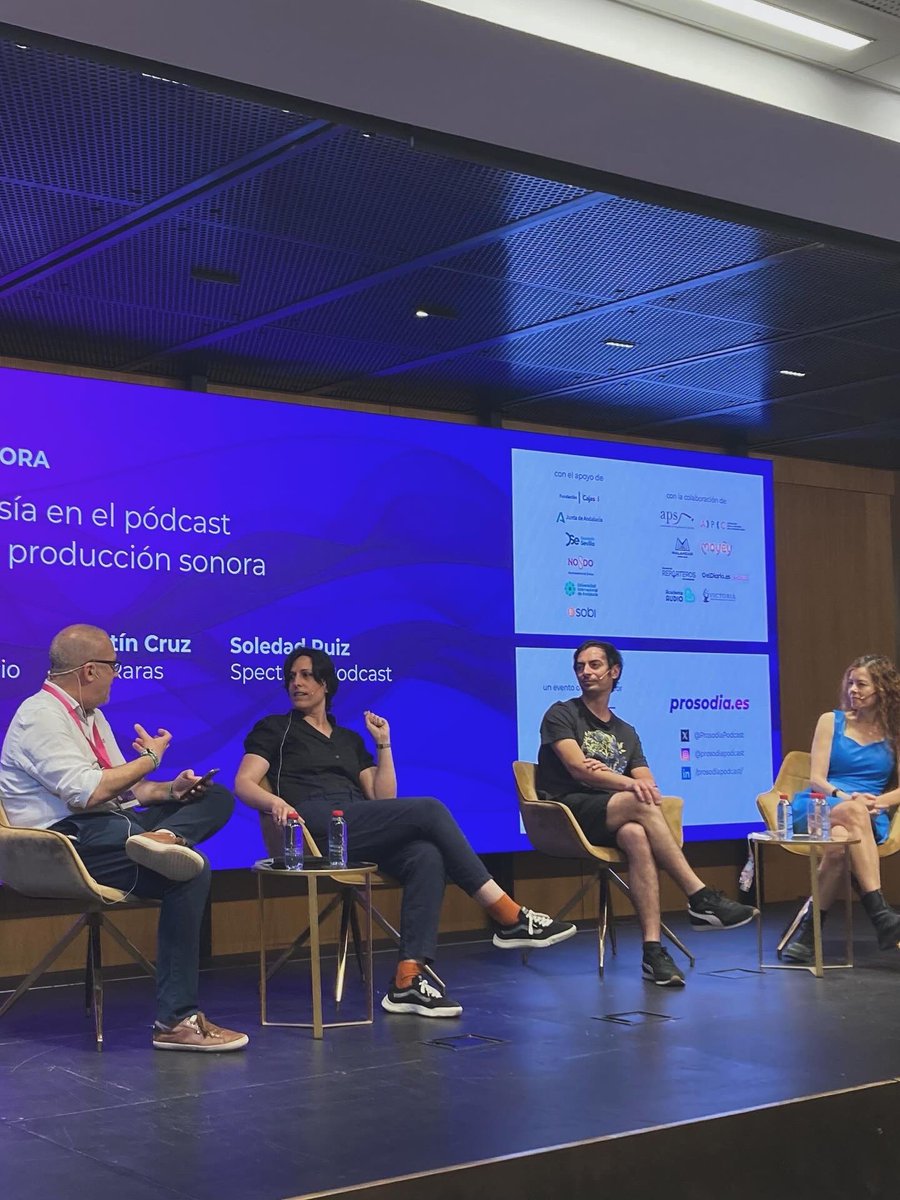 lasraraspodcast's tweet photo. ¡Muchas gracias @ProsodiaPodcast! ❤️
Hicimos el taller Cómo crear una serie sonora.
Nuestro director de sonido sacó aplausos en la mesa sobre belleza y poesía en los podcasts.
Y presentamos el episodio que hicimos con @podhechosreales: La lista de Neruda. 
¡No se lo pierdan! 👇🏼 https://t.co/I7A9udx6U8