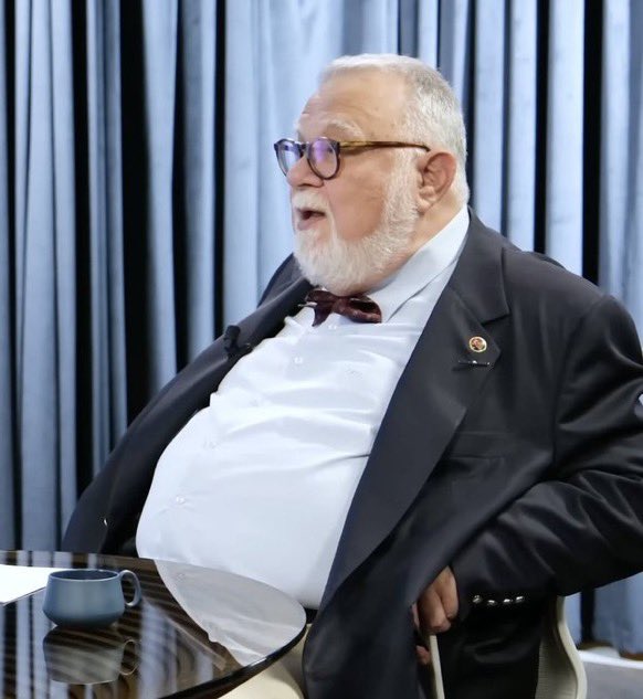 motivasyonhane's tweet photo. Prof. Dr. Celal Şengör:

“Ozempic ile 50 kilo verdim” açıklaması sonrası herkes aynı soruyu sormaya başladı: Bu iğne tam olarak ne yapıyor?

Bir flood bırakalım: 🧵 https://t.co/j5Xb5sU42S