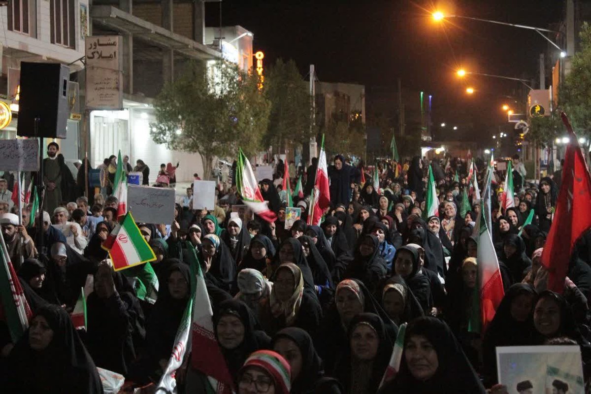 sousannaseri4's tweet photo. کمین کرده دشمن به هر کوی و برزن
که جمع شما را ببیند پریشان

#خیابان_ایران https://t.co/Bnh917I7zT