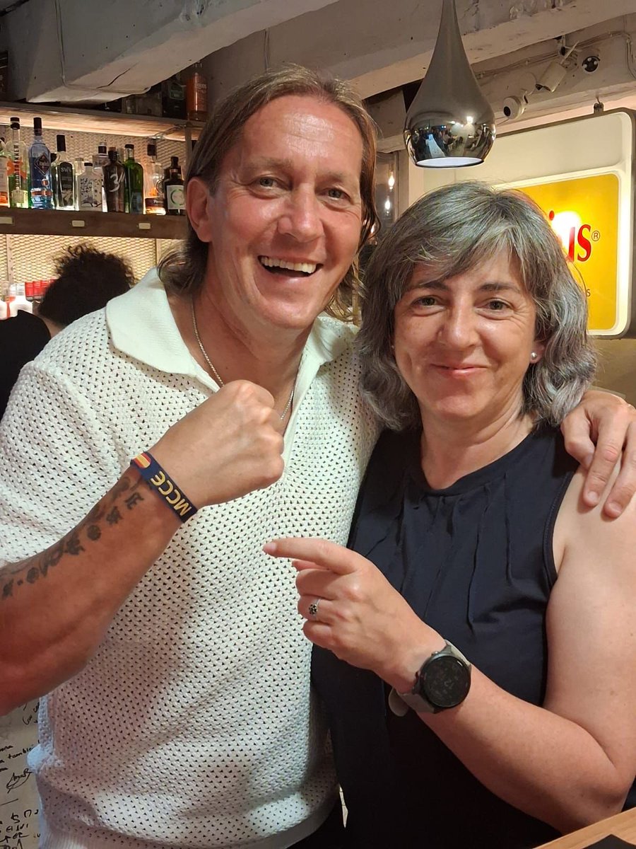 ESPDEF_CERT's tweet photo. Las viejas glorias del fútbol reconocen la labor del #MCCE  Gracias @TheRealSalgado por tu apoyo #DIFAS26 https://t.co/iOngzxXBR2