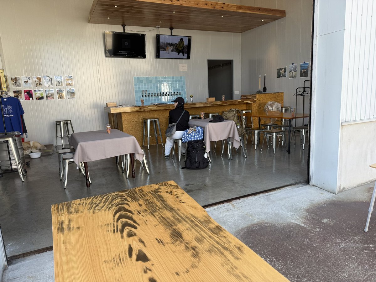 arctic_mint's tweet photo. そして大曲から新幹線に乗ったんですが、大曲駅のそばにあったAkita Brewing Companyさん。元木材店倉庫に醸造所と開放的なタップルームがあって、更には看板犬もいて最高の雰囲気。電車待ちの間、ビールも全種飲みましたが美味しかった！🍺 https://t.co/hQs8jkBNhR
