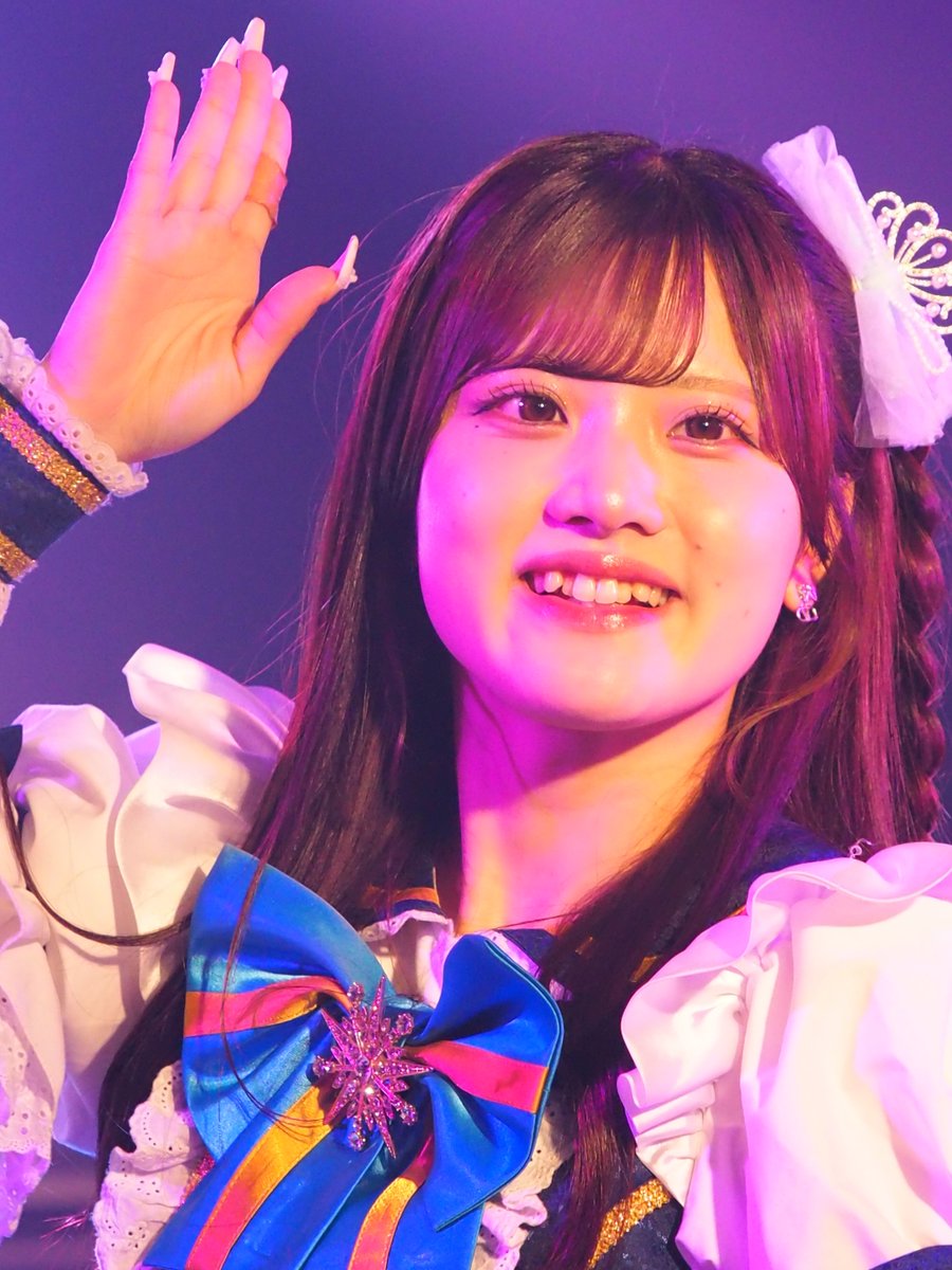 客席に向かって笑顔の しえちゃん② 満面の笑みですね 単独定期公演