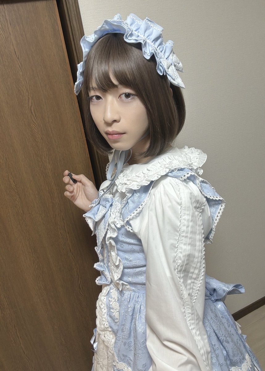 EnchanLab's tweet photo. 友人宅で諸々教わってました

加工の設定変えたらめっちゃ肌質悪い人みたいになっちゃってしょんぼり (2枚目) これまた調整しないとなあ

んーしかしもっと合う形のブラウス合わせてあげたいな 襟がうるさくなっちゃってる…… https://t.co/1MXopFuEyy