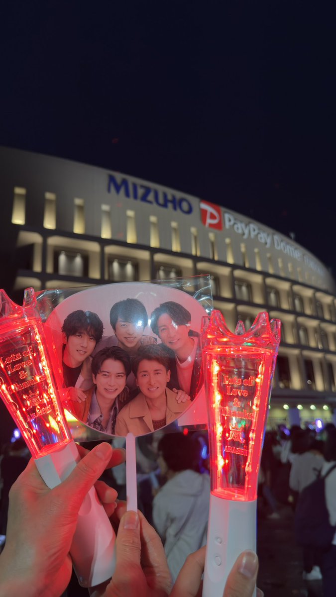 mereebu125's tweet photo. 嵐とほぼ同時期に生まれて、人生の3分の2以上を嵐と一緒に過ごしてきて、嵐を好きになった小学生の自分本当にありがとう！こんなに人生の選択で間違いじゃなかった事なんてない！ずっと幸せをありがとう！！
幸せな思い出を、幸せなまま宝箱に入れて永遠にしてくれて本当にありがとう
 #WeareARASHI https://t.co/O7VrymMTYp