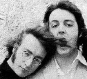 Radiolariablog's tweet photo. “Todos admirábamos a John porque era como el líder, aunque oficialmente no había un líder en #TheBeatles. Era muy ingenioso. Creo que todos podríamos haber dicho que John era nuestro favorito”. 

Paul McCartney https://t.co/DtZmbrP2Qe