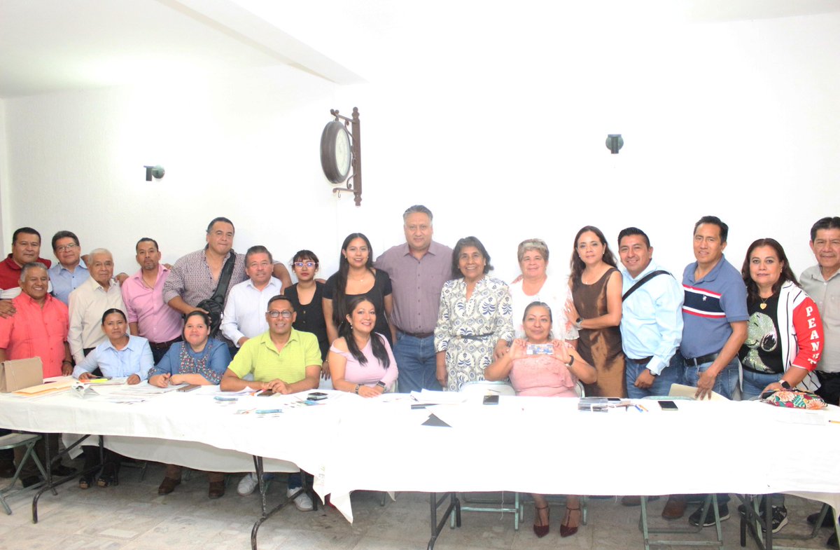 R_AlfredoGP's tweet photo. 🧑‍🏫👩‍🏫Con gusto acompañamos a las maestras y maestros de #Tehuacán en el festejo por el Día del Maestro. Sabemos de su incansable labor y por eso, es un orgullo convivir con ustedes.

👍Agradezco la invitación y las atenciones del alcalde, @doctorbarroso81 https://t.co/juCJMUM0b5