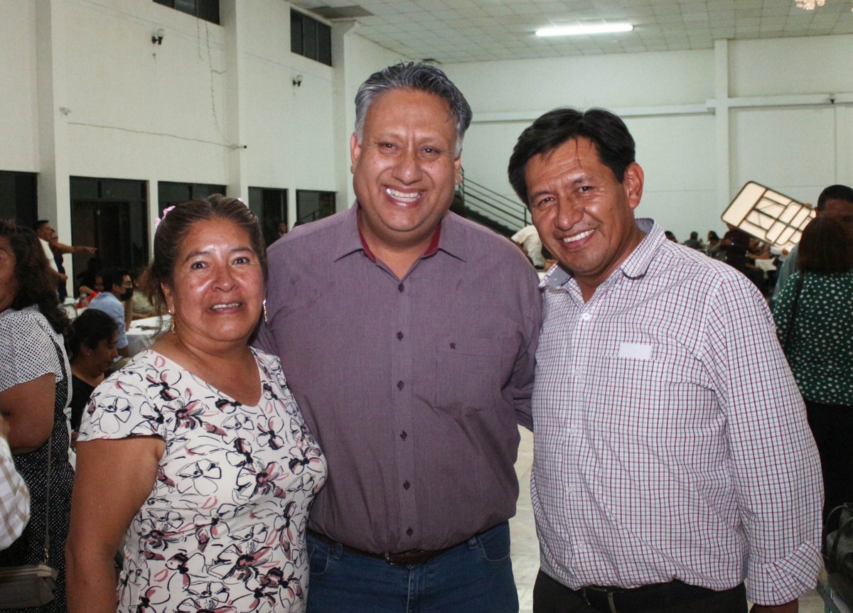 R_AlfredoGP's tweet photo. 🧑‍🏫👩‍🏫Con gusto acompañamos a las maestras y maestros de #Tehuacán en el festejo por el Día del Maestro. Sabemos de su incansable labor y por eso, es un orgullo convivir con ustedes.

👍Agradezco la invitación y las atenciones del alcalde, @doctorbarroso81 https://t.co/juCJMUM0b5