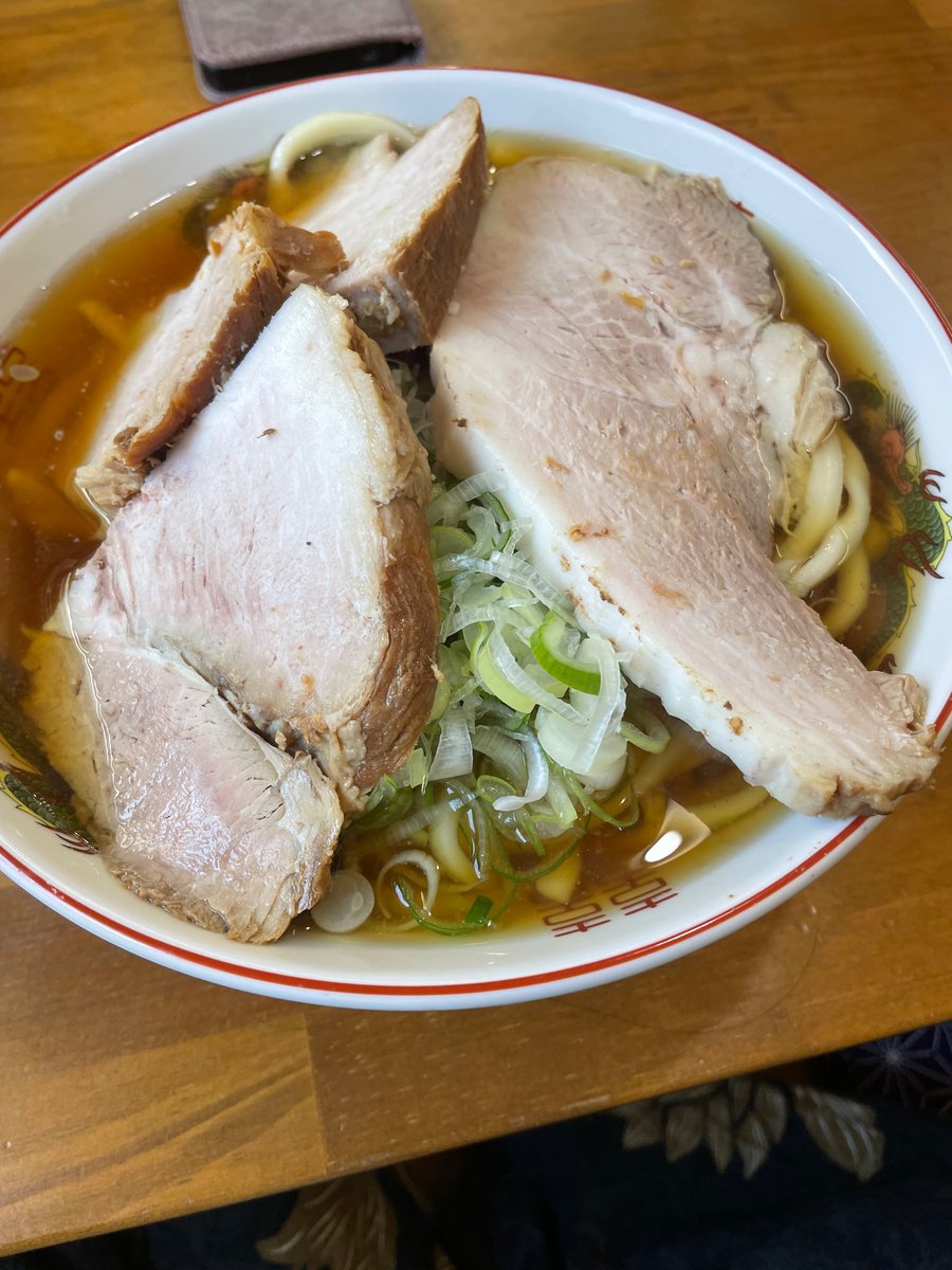 0413Wolf's tweet photo. 青森の老舗丸海鳴海の中華そば

写真を見て分かりいただけただろうか

麺がうどんみたいに太いのとチャーシューがとんでもなく分厚い
是非ご賞味あれ😤 https://t.co/zCKDNG9Fq2