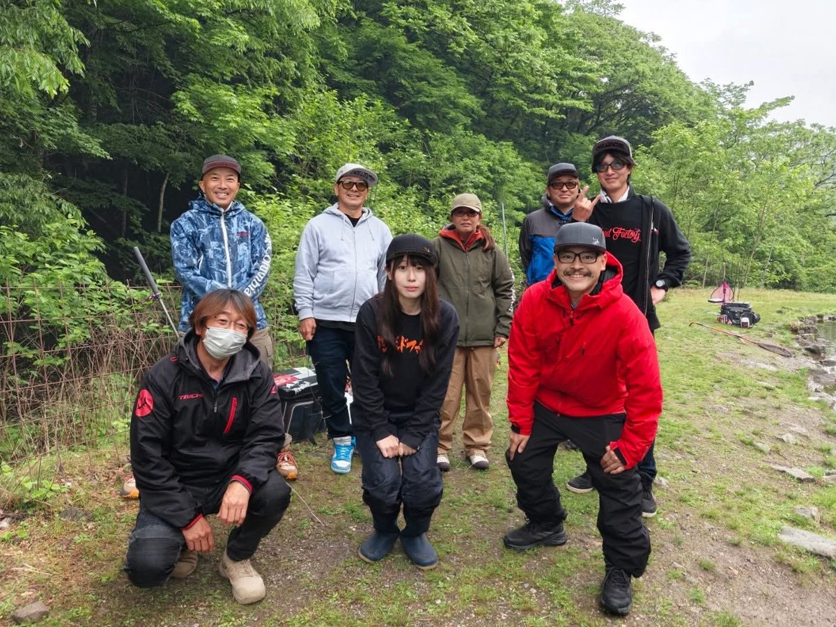 UEMAN_PROJECT's tweet photo. 先日UNDEADFACTORYのフィールドスタッフさんたちと一緒に日本イワナセンターさんへ釣りに行きました🎣⁡
⁡テスターさん、アンバサダーさん、モニターさんが集まってくださって合計８名のメンバーが集結しました。⁡
⁡新メンバーのモニターほのかちゃんが初参加なので、ル��ーの詳しい使い方をレクチャーしてあげて釣ってもらいました🎣⁡
⁡僕はミニフリーザーでサーチしてから、グリム51MJを投げると一投目でヒットしました🐟クリアポンドで魚が追ってくるのが全部見えるので楽しめました😊⁡カラーは視認性抜群のレッチリです🔥
⁡日本イワナセンターさん大変お世話になりありがとうございました🙇‍♂️⁡
⁡⁡
⁡#日本イワナセンター⁡
⁡#UNDEADFACTORY⁡
⁡#GRIM51MJ⁡⁡
⁡#ミノーイング
⁡#マジックジャーク⁡
⁡