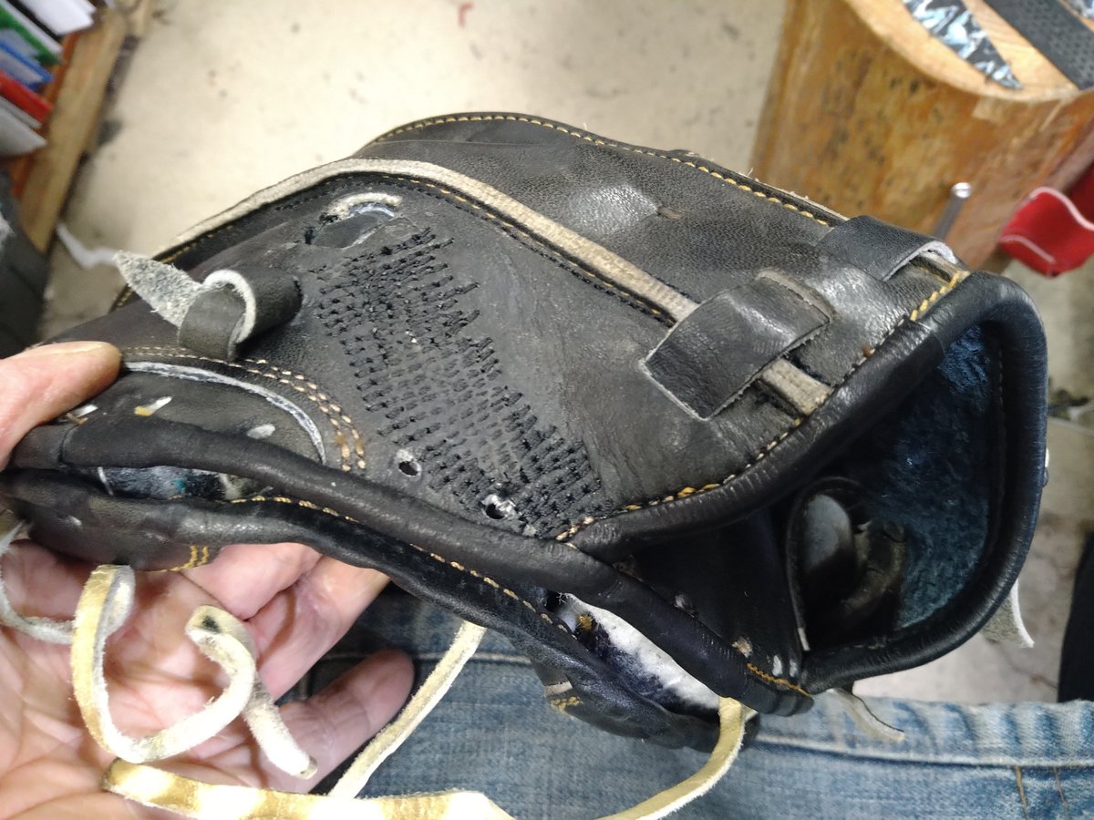 EW7bqctiwt1Purn's tweet photo. アメブロを投稿しました。
『【修理のお仕事⑬】キャッチャーミット　手首の破れに注意！』
#アメブロ
#グローブ修理 https://t.co/JatMRTKPoL https://t.co/v3WPDyeySg